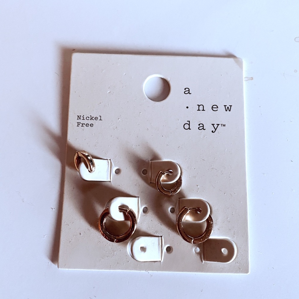 small gold hoops (cartilage or double)